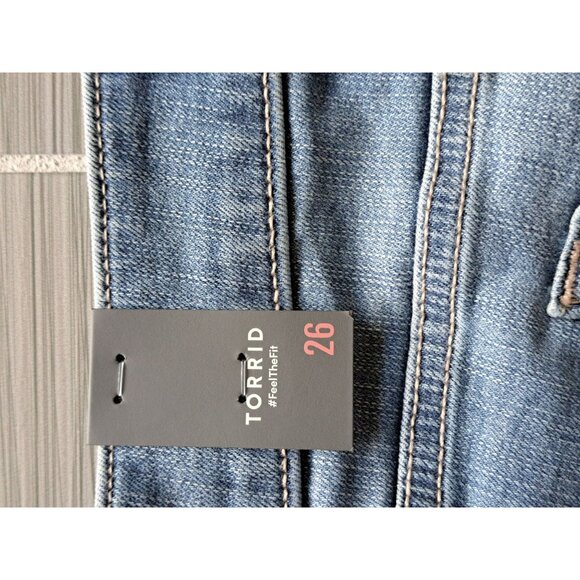 Torrid Womens Size 26 5" Mid-Rise Denim Shorts Studded Sides  Frayed Hem NEW - Picture 4 of 8